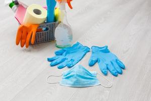 limpieza y desinfección a pueblo complejo en medio de el coronavirus epidemia. profesional equipos para desinfección esfuerzos infección prevención y controlar de epidemia. protector guantes y máscara foto