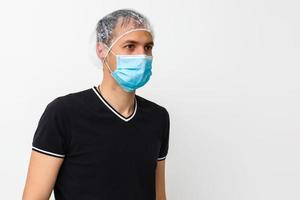 retrato de hermoso indio asiático joven hombre vistiendo médico salud mascarilla, aislado terminado blanco antecedentes foto