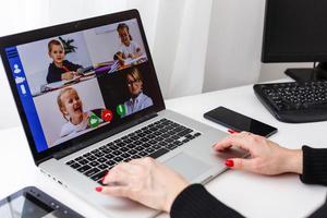 mujer vídeo conferencia con tutor en ordenador portátil a hogar. distancia educación concepto. foto