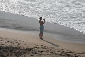 niña tomando un selfie con su teléfono foto