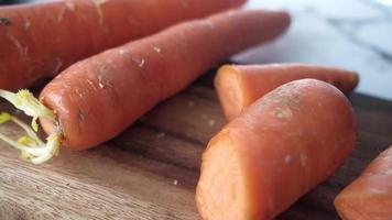 frische Karotten auf Schneidebrett auf dem Tisch video