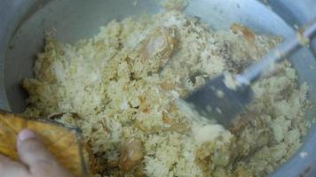 Cocinando Carne de cordero Biryani comida en un cuenco video