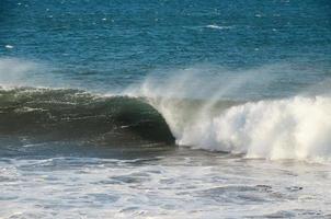 enormes olas del mar foto