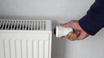 verwarming radiator onder venster in de kamer video