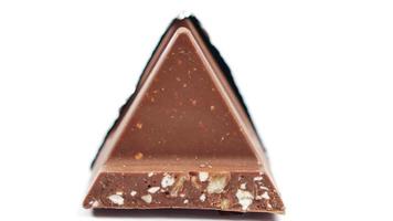 donkere chocolade op een bord op tafel close-up video