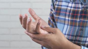 man lijden pijn in de hand close-up video