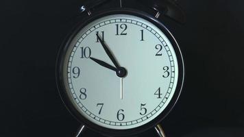 temps laps de une l'horloge temps qui passe plus de une journée à nuit. video