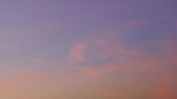 el crepúsculo y el cielo del amanecer con un lapso de tiempo de nubes cumulus en una grabación nocturna de 4k. video