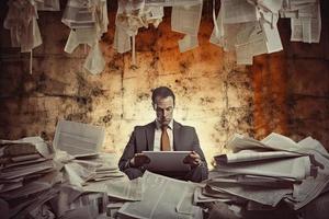 un conceptual collage acerca de un empresario obsesionado por documentos y informes representando el estrés de el moderno mundo a trabajar. foto