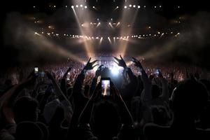 futuro de concurrido concierto salón en etapa con escena etapa luces, rock espectáculo actuación foto