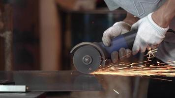 Reinigung Metall Strukturen mit ein Winkel Schleifer, gefährlich Arbeit zum unser Augen, elektrisch Eisen Mahlen Maschine im Fabrik Funken von Mahlen Räder video