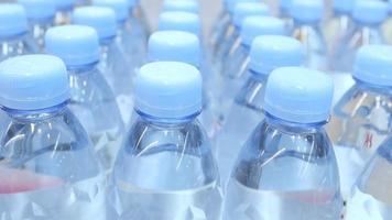 Mineralwasserflasche in einer Reihe video