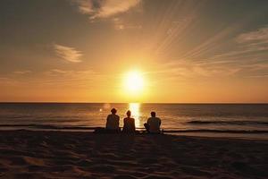 grupo de cinco contento personas se sienta en antecedentes de vacío puesta de sol playa. viaje o mar vacaciones concepto foto