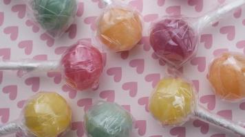 coloré des sucreries, mélanger de bonbons et sucettes tournant. video