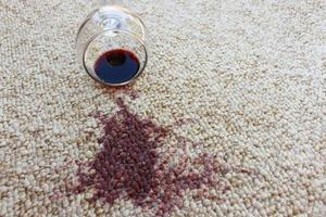 vaso de rojo vino cayó en alfombra, vino derramado en alfombra foto