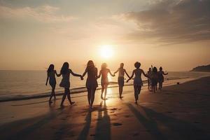 grande grupo de joven amigos o grande familia son teniendo divertido y correr a puesta de sol playa. verano vacaciones concepto foto