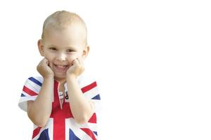 pequeño chico en ropa con un Reino Unido bandera impresión aislado en blanco antecedentes. aprender inglés. foto