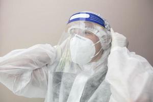 un médico en un protector máscara y traje para coronavirus infección. foto