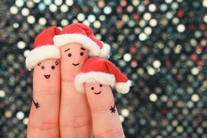dedos Arte de familia celebra Navidad. concepto de grupo de personas sonriente en nuevo año sombreros. tonificado imagen. foto