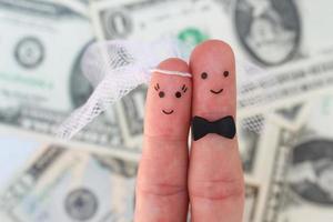 dedos Arte de un contento Pareja. novia y novio abrazo en antecedentes de dinero. concepto de arreglado casamiento. foto