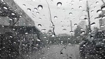 gotas de lluvia que cae en el parabrisas de el coche video