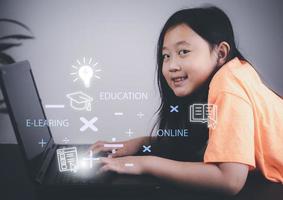 asiático adolescente utilizando computadora tableta con aprendizaje con garabatear educación y en línea e-learning en fondo, notificación social multimedia íconos Internet conexión solicitud digital red foto