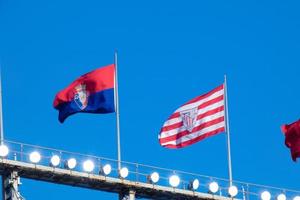 banderas de diferente países y Deportes equipos, banderas con diferente de colores rayas. foto