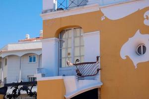 modernismo, arquitectónico estilo de el tarde Diecinueveavo y temprano Vigésimo siglo en cuales Derecho líneas fueron evitado foto