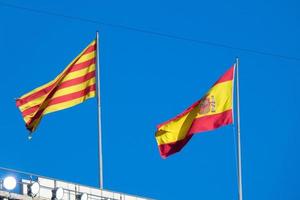 banderas de diferente países y Deportes equipos, banderas con diferente de colores rayas. foto