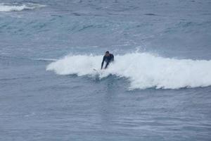 surfistas montando pequeño Oceano olas foto