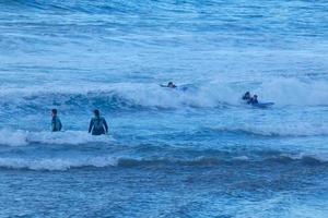 joven Atletas practicando el agua deporte de surf foto