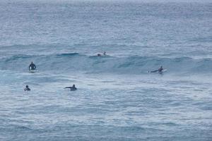 joven Atletas practicando el agua deporte de surf foto