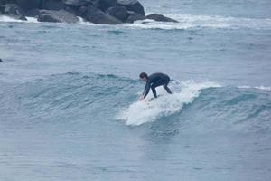 surfistas montando pequeño Oceano olas foto