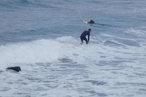 surfistas montando pequeño Oceano olas foto