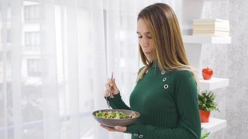 en mangeant des légumes. en bonne santé vivant femme mange des légumes. en bonne santé vivant femme sur légume régime mange salade. video