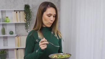 en bonne santé vivant femme sur légume régime. en bonne santé en mangeant femme en mangeant salade à maison. video