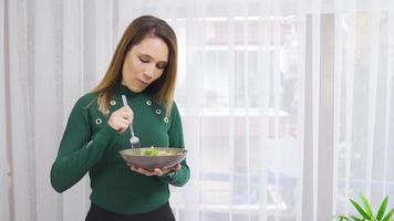 sano dieta. el mujer consume vegetales a permanecer ajuste y adaptar. comiendo vegetales. sano vivo mujer come vegetales. video