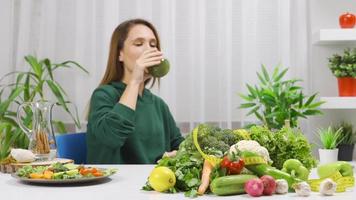 le femme qui les boissons désintoxication thé est sur une régime. femmes qui vouloir à rester en forme et en forme consommer désintoxication thé et des légumes. video