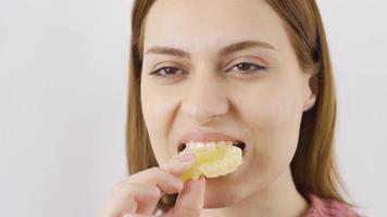 mujer comiendo seco melocotón de cerca. seco frutas de cerca mujer come seco durazno. video