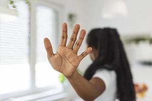 mujer elevado su mano para disuadir, Campaña detener violencia en contra mujer. africano americano mujer elevado su mano para disuadir con Copiar espacio foto