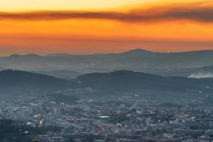 visión de conjunto de el ciudad de braga Portugal, durante un hermosa puesta de sol. foto