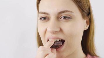 de cerca mujer come Fresco seco fechas. mujer comiendo Fresco fechas en de cerca. seco frutas video