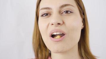 närbild kvinna äter kasju. nötter. kvinna äter kasju i närbild. video