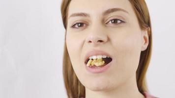 mujer comiendo nueces en de cerca. nueces. mujer comiendo nueces en de cerca. video