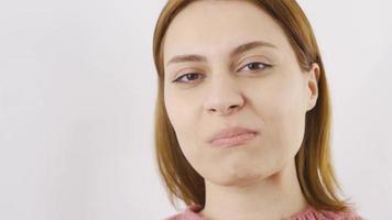 de cerca de mujer comiendo gragea. comiendo chocolate. de cerca retrato de mujer comiendo gragea. video