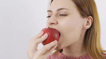 avvicinamento ritratto di donna mangiare rosso Mela. mangiare frutta. avvicinamento di donna mangiare rosso Mela. video