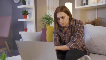 de vrouw op zoek Bij de laptop is bedroefd. krijgen slecht nieuws. de vrouw op zoek Bij de laptop Bij huis krijgt slecht nieuws en krijgt van streek. video