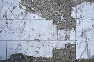 piso superficie con roto blanco losas y hormigón foto