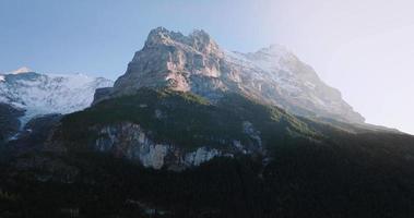 aéreo ver de el hermosa suizo naturaleza en grindelwald, Suiza video