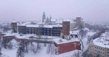 antenne visie van wawel Koninklijk kasteel en kathedraal gedekt met sneeuw, Krakau video